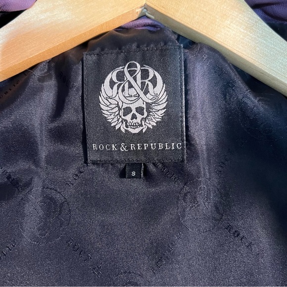 ❌❌SOLD❌❌Rock & Republic Cropped Purple Leather Studded Bomber Jacket, Size small - Picture 10 of 16